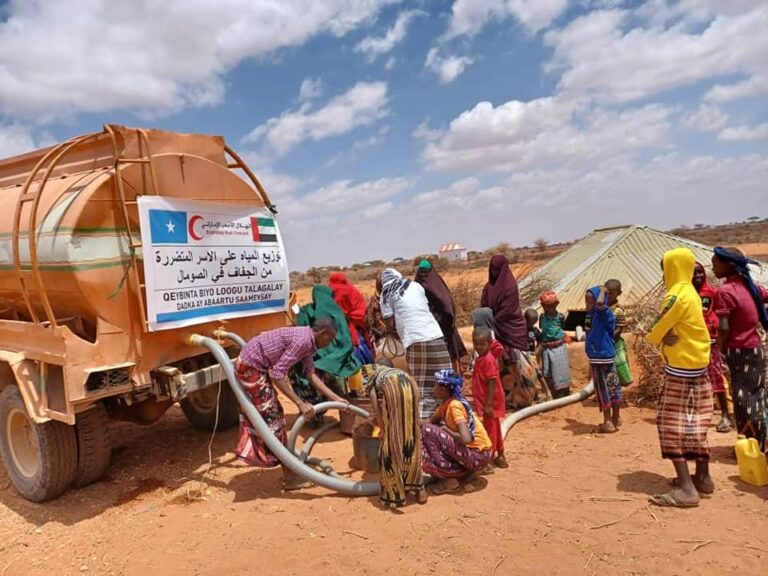 لجنة الإغاثة توزع مساعدات غذائية على المتضررين من الجفاف