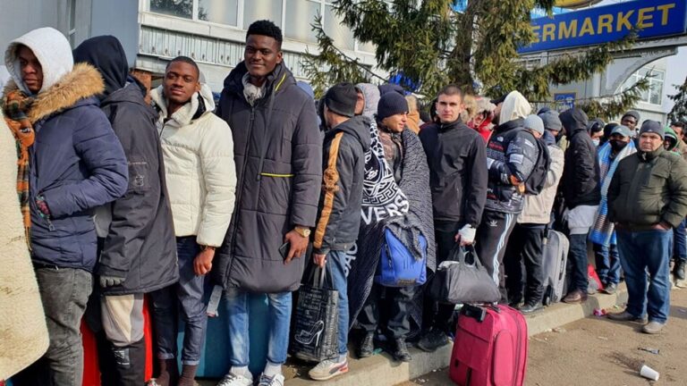 الاتحاد الإفريقي يدين “عنصرية” دول أوروبا تجاه مواطنيه في أوكرانيا