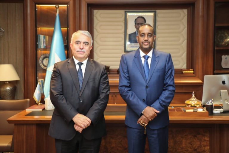 رئيس الوزراء يجتمع مع السفير التركي لدى البلاد