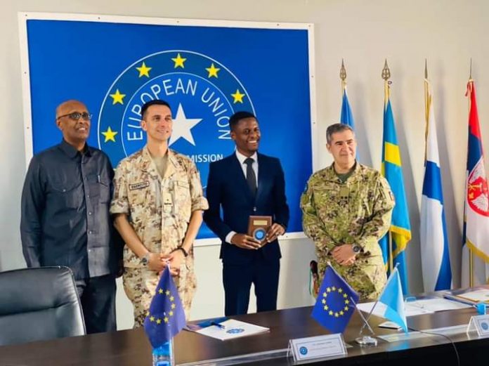 الصومال والاتحاد الأوروبي يبحثان تكثيف الحرب على حركة الشباب