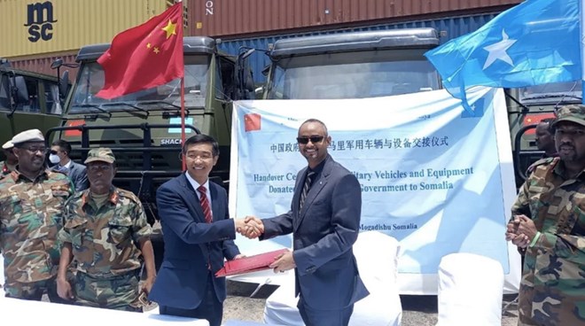 الصين تزود الصومال بمركبات ومعدات عسكرية