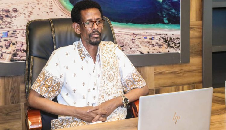 نائب رئيس ولاية جوبالاند يجري لقاء عن بعد مع مبعوث الأمم المتحدة الخاص إلي الصومال