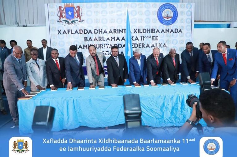 أعضاء البرلمان الصومالي الجديد يؤدون اليمين الدستورية وينتخبون رئاسة مؤقتة
