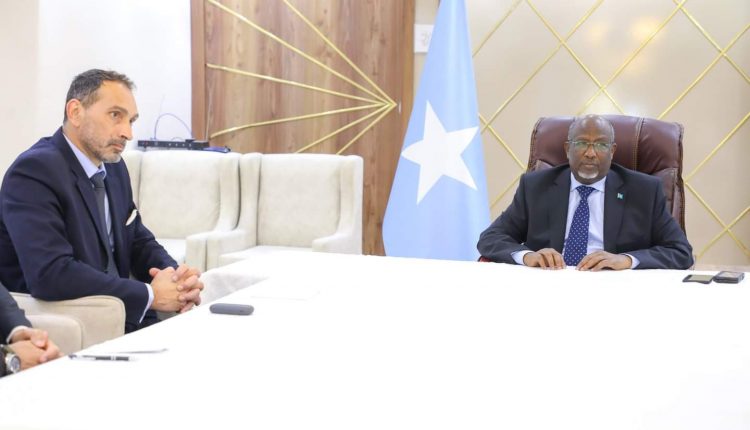 رئيس مجلس الشعب الصومالي يلتقي السفير الإيطالي في بلاده