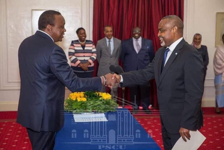 السفير الصومالي يخرج غاضبا من اجتماع يترأسه الرئيس الكيني