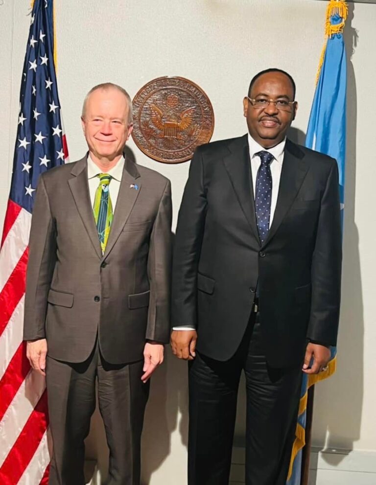 رئيس ولاية بونتلاند يلتقي السفير الأمريكي في مقديشو