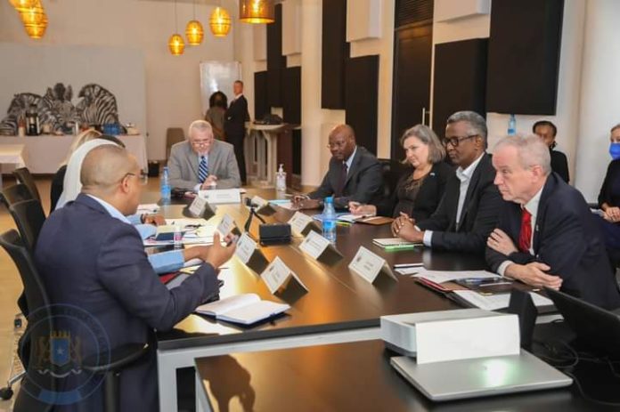 مبعوث الرئيس الصومالي للشؤون الإنسانية يلتقي بنائبة وزير الخارجية الأمريكي في مقديشو